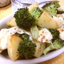 さけるチーズがとろり♪ブロッコリーとポテトの粒マスチーズ炒め