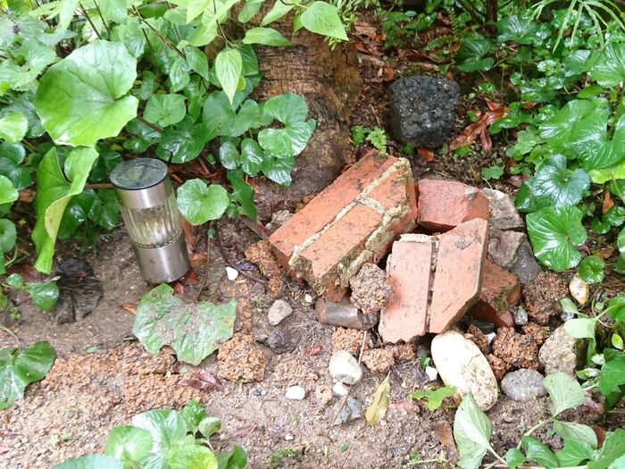 レンガや小石をのせるだけ