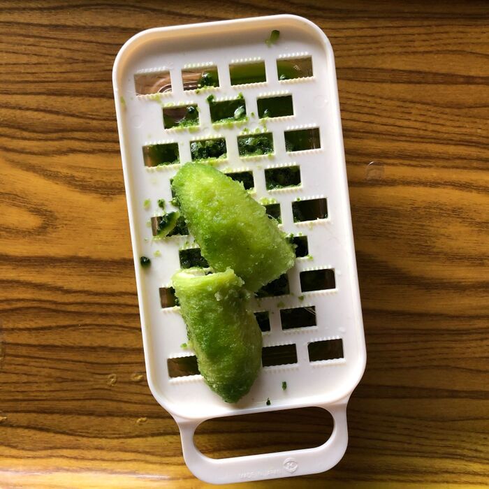 ゴーヤを摩り下ろす