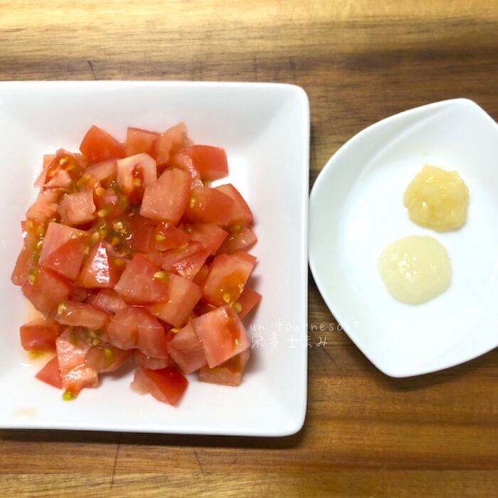 ②トマトと♦︎をよく混ぜ合わせる。