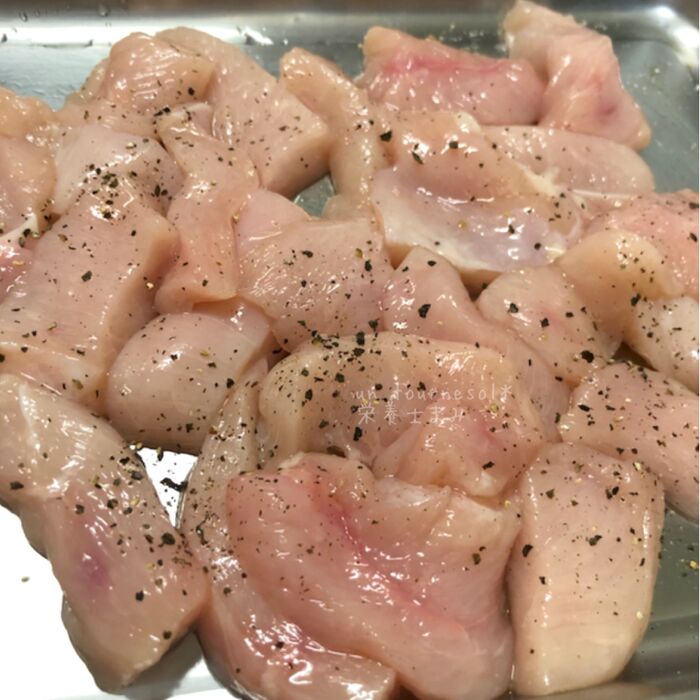 ①鶏むねは繊維を断ち切るように切り、☆をもみ込む。