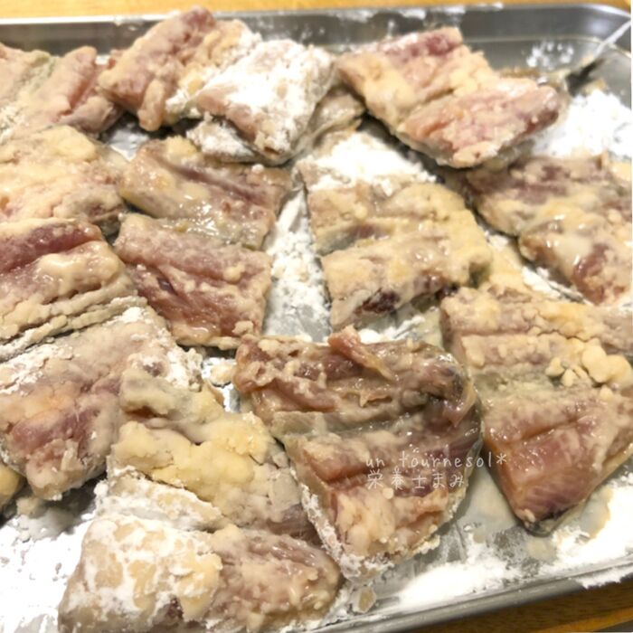 ③片栗粉をまぶして揚げ焼きにし、②に絡めて完成!
