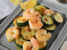 食欲そそるスタミナおかず!ズッキーニとエビのガーリック炒め