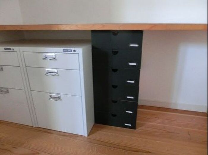 100均だけ カラフル棚を黒くリメイク