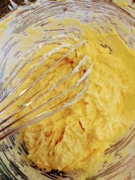 バター、砂糖、卵の順に擦り混ぜる。