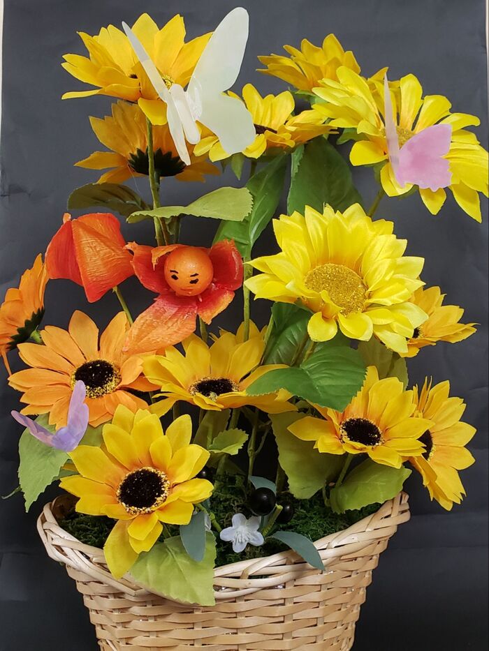 ひまわりの花にたわむれる蝶々とほおずきで作った妖精を飾ってみました。
