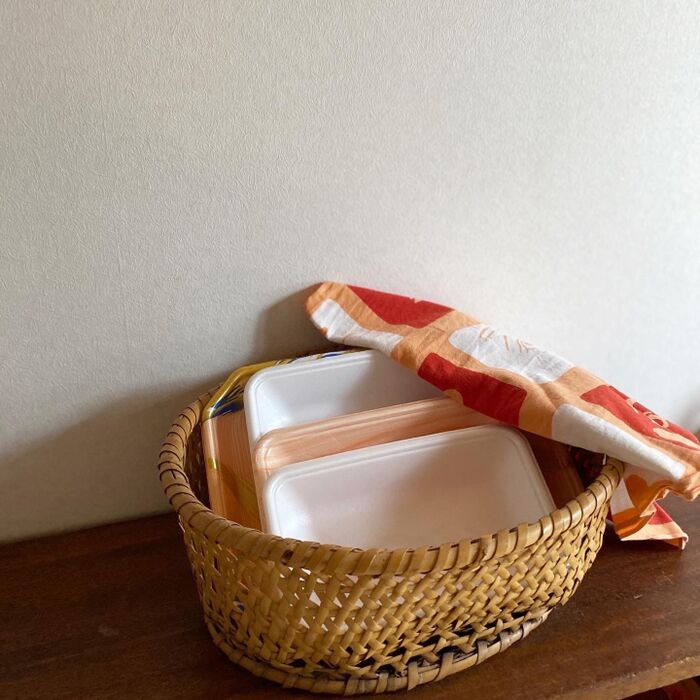 カゴの中はプラスチックトレー