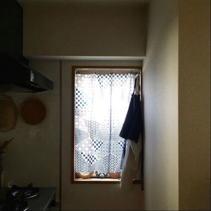 ①小窓にカーテンとして
