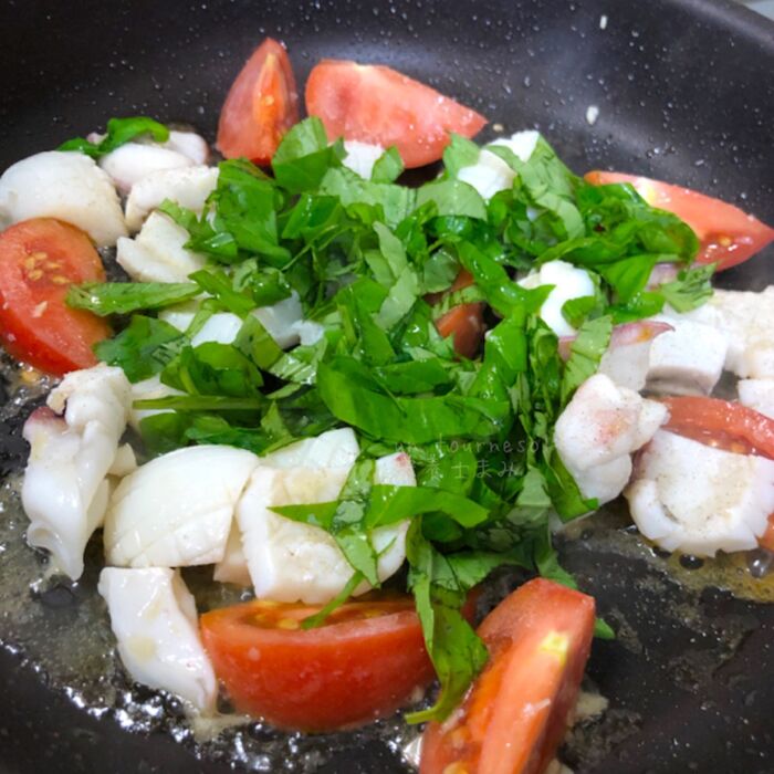 ④バジルを入れて炒めれば完成!