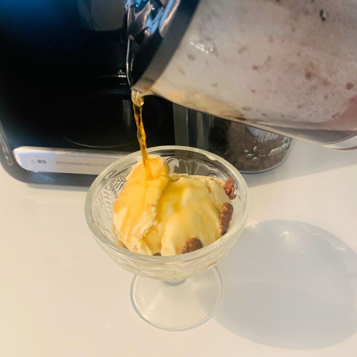 コーヒーをアイスに掛けます。