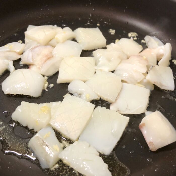 ③イカとトマトを炒める