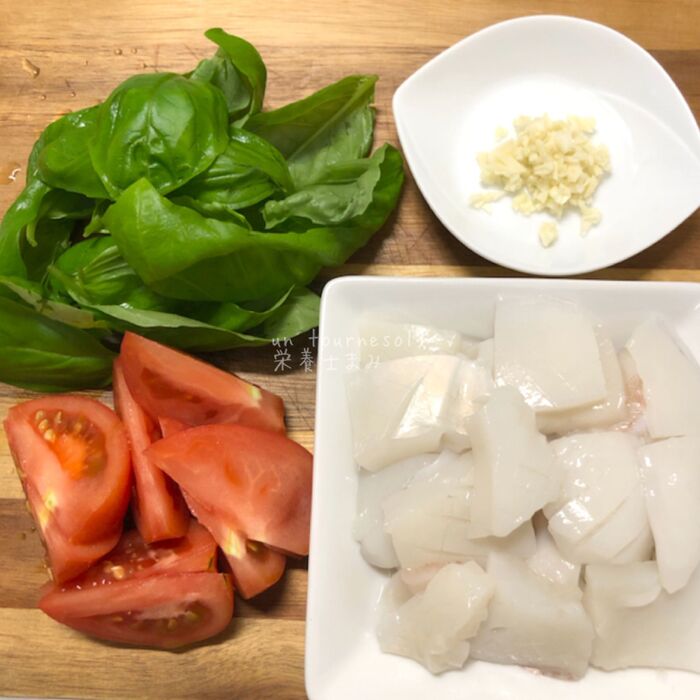 ①イカとトマト・にんにくを切る