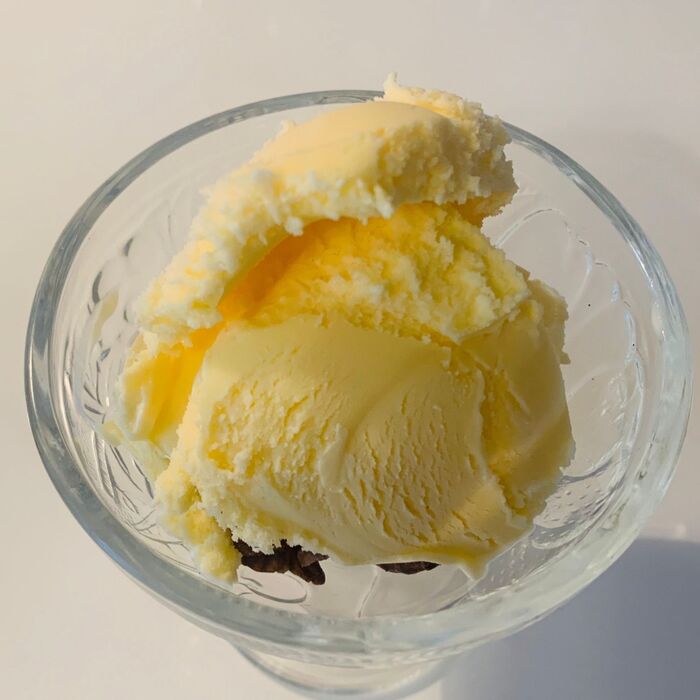 バニラアイスを適量のせていきます。