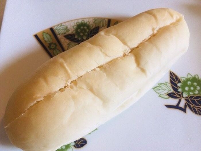 コッペパンに切れ目を入れる。