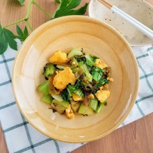 味付けは漬物まかせ♪【レシピ】チンゲン菜と卵の高菜炒め