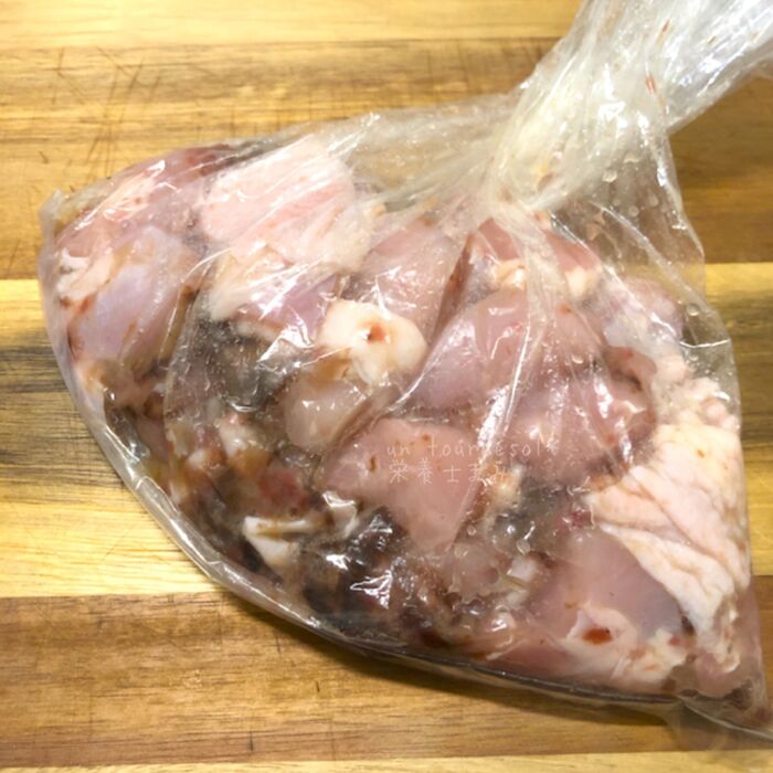 ➁袋に入れて☆を鶏肉に揉み込む