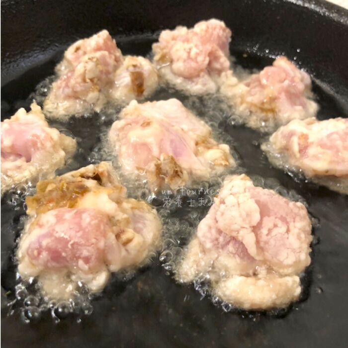 ③片栗粉をまぶして揚げ焼きにすれば完成!