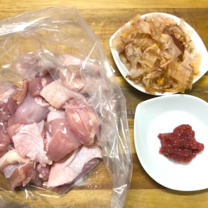 ①鶏肉を切って、梅干しは包丁でたたく