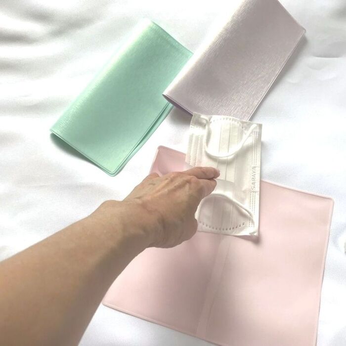 一時的に外したマスクを左側のポケットへ