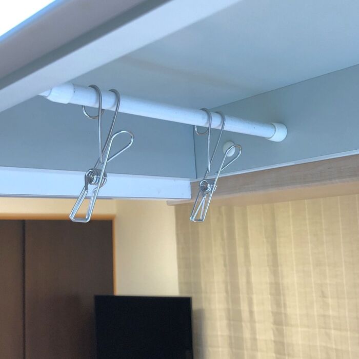 マスクを干す場所は、100均の突っ張り棒×ワイヤークリップで完成