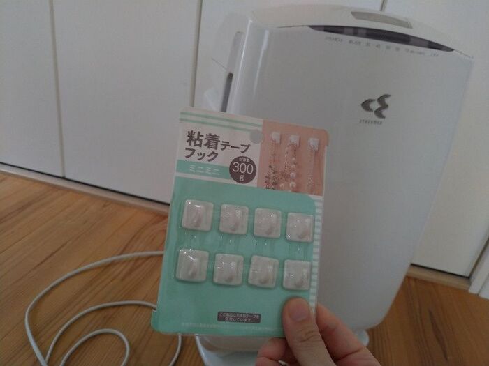 粘着フックで空気清浄機のコード問題 簡単解決