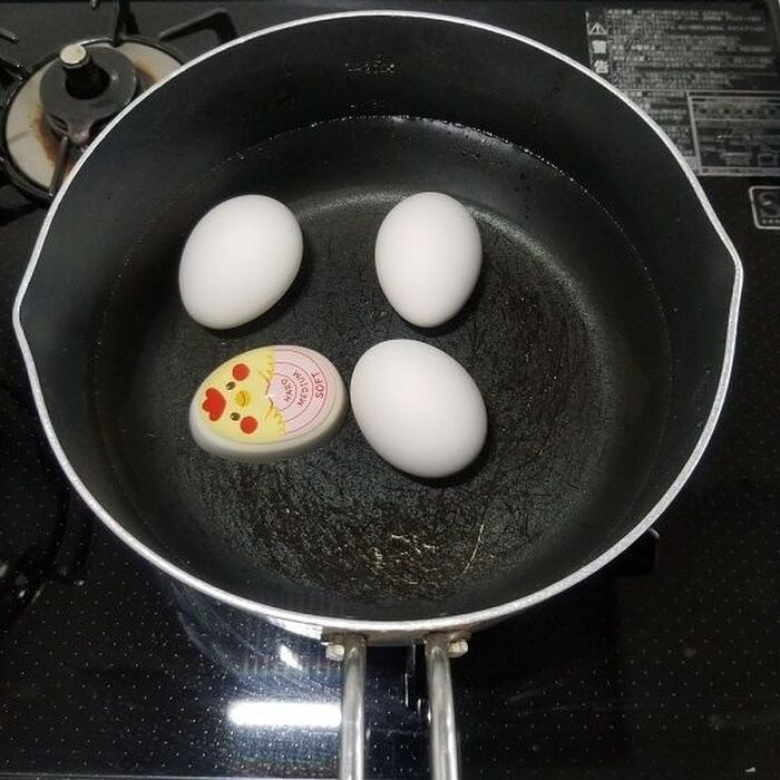 1.ゆで卵を作る。