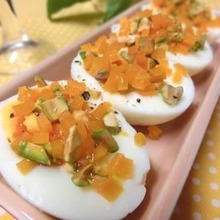 お酒のおつまみにも♪ 半熟たまごのチーズナッツカナッペ