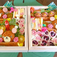 花畑でピクニックサンドイッチ弁当