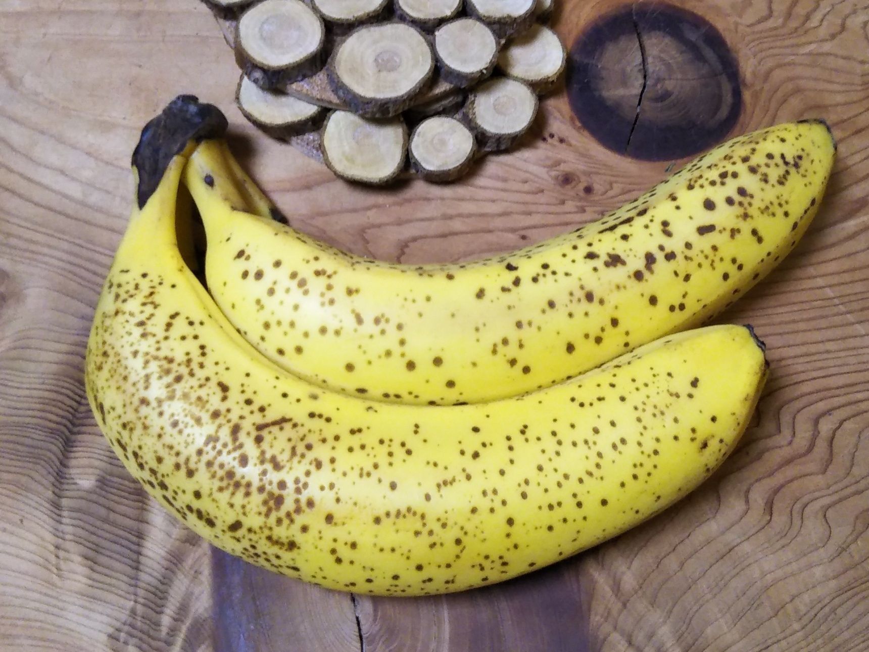 ②シュガースポットの出たバナナをカットし、（バナナの変色を防ぐ為）ピンクグレープフルーツと混ぜる。