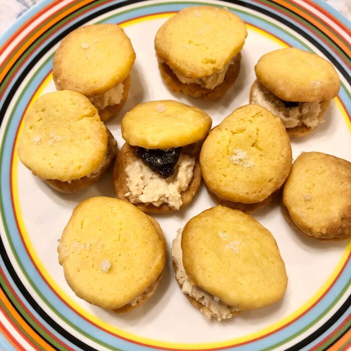 甘さ控えめ◎オリーブ塩サブレのピーナッツバターサンド