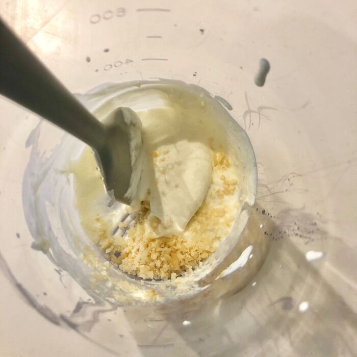 マカダミアナッツを切る