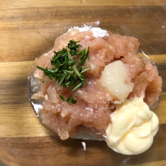 ➁鶏ミンチとローズマリー・にんにく・☆を混ぜ合わせる