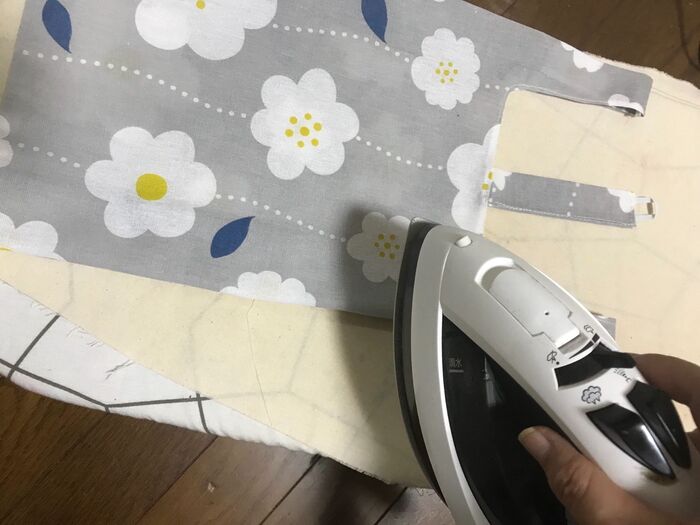 ひっくり返してアイロンをあてる