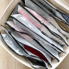 密閉袋を活用。出し入れがしやすいシーズンオフのトップス収納