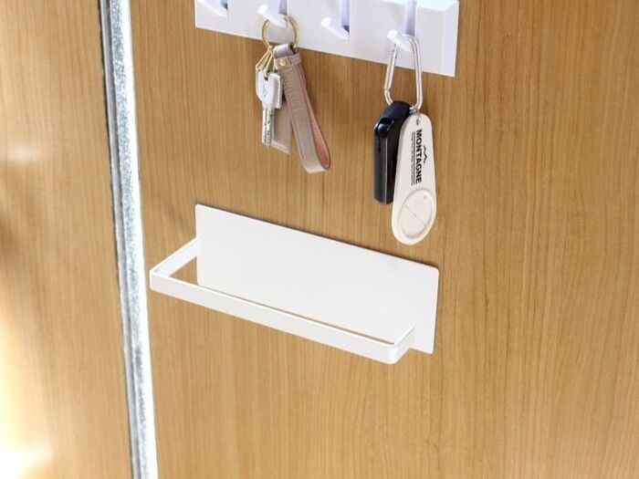 玄関ドアにホルダーを貼り付ける