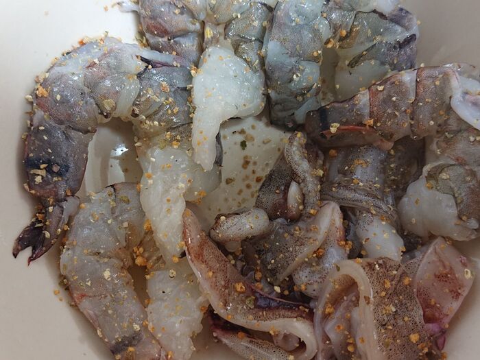 海老とイカゲソを準備する。