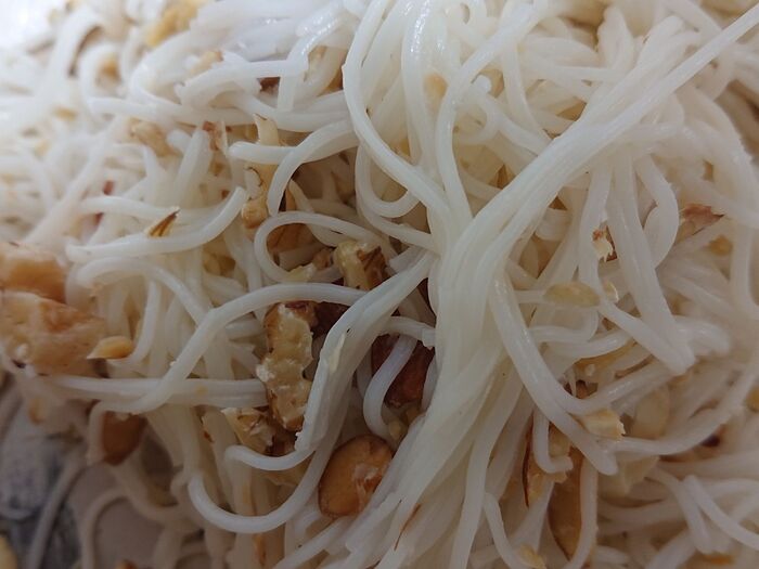 そうめんにナッツを絡める。