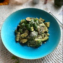 グリーンが鮮やかなズッキーニとアボカドのジェノヴェーゼそうめん