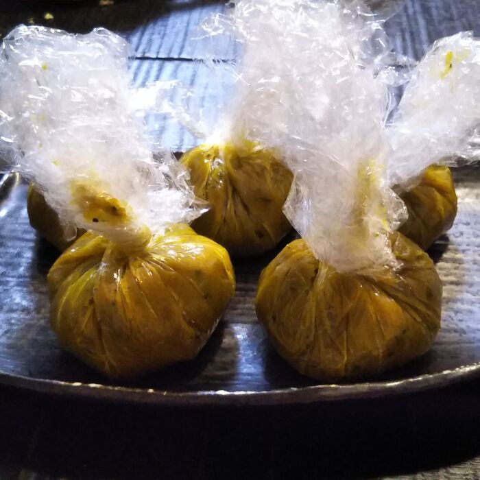 ⑤ラップに包んで冷凍庫で凍らせる。
