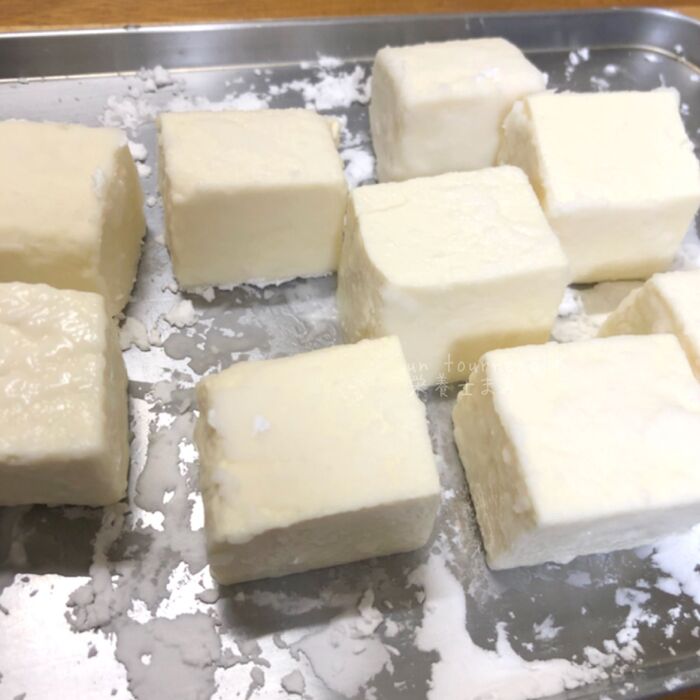 ②片栗粉を豆腐にまぶす