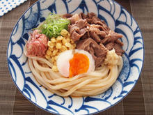 暑さを乗り切る!スタミナうどん「冷やし牛玉うどん」