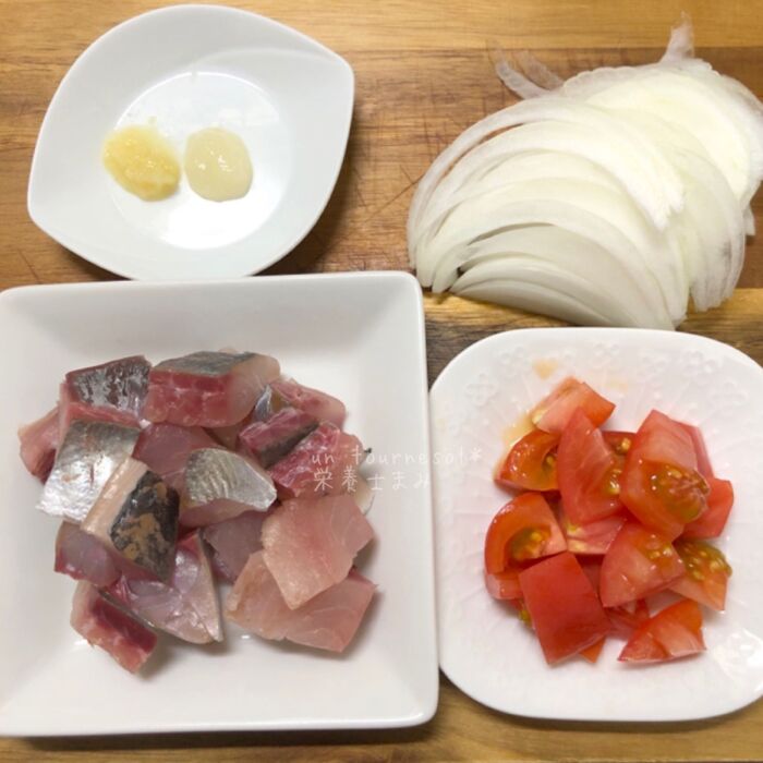 ②アジとトマト・玉ねぎを切る