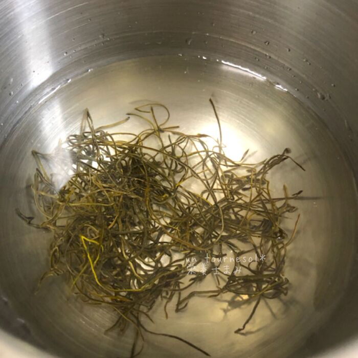①刻み昆布はたっぷりの水で戻し、茹でる。
