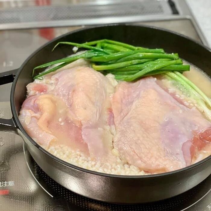 お肉をお米の上にドーンと乗せて炊きます