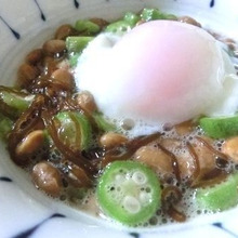 冷やしてさっぱり♪ 温玉のせ☆ オクラもずく納豆