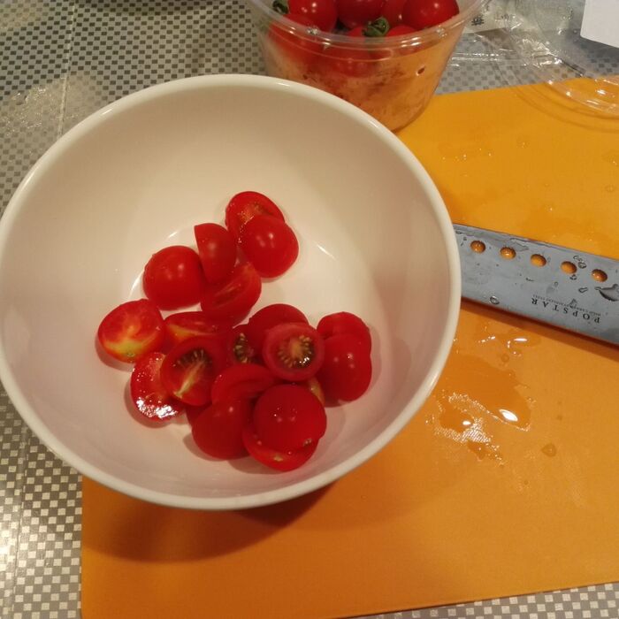 ボウルを用意します🎵ふたつきだと便利です‼