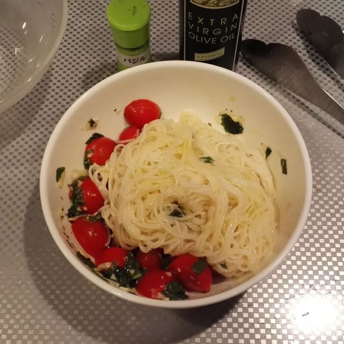 しっかり氷で冷やしたそうめんの水気を切って