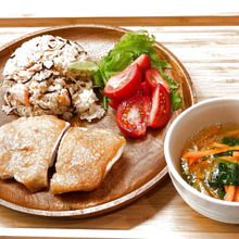 パリパリチキンを作るコツは?ガツンと押さえる!