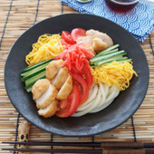 暑さを乗り切る!スタミナうどん「塩から揚げの冷やし中華風うどん」