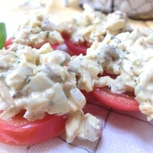 フレッシュトマトが美味い♪ ナッツ入りタルタルソースかけ